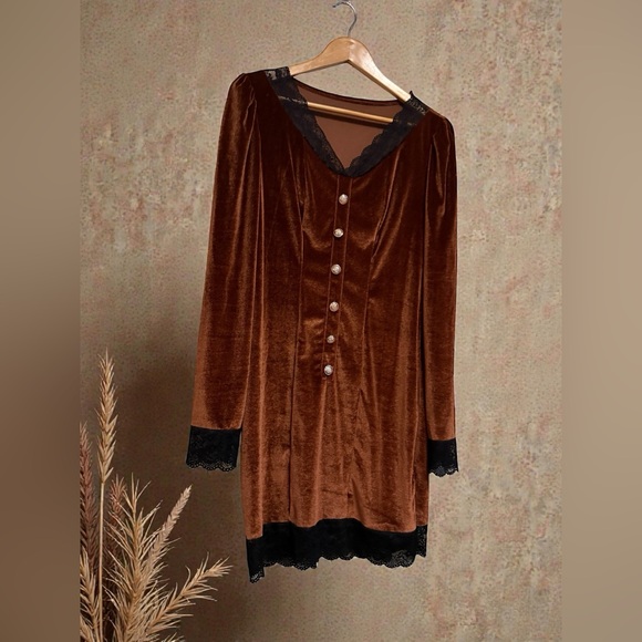 Elegant Long Sleeve Velvet Dress with Lace Trim - Picture 7 of 9